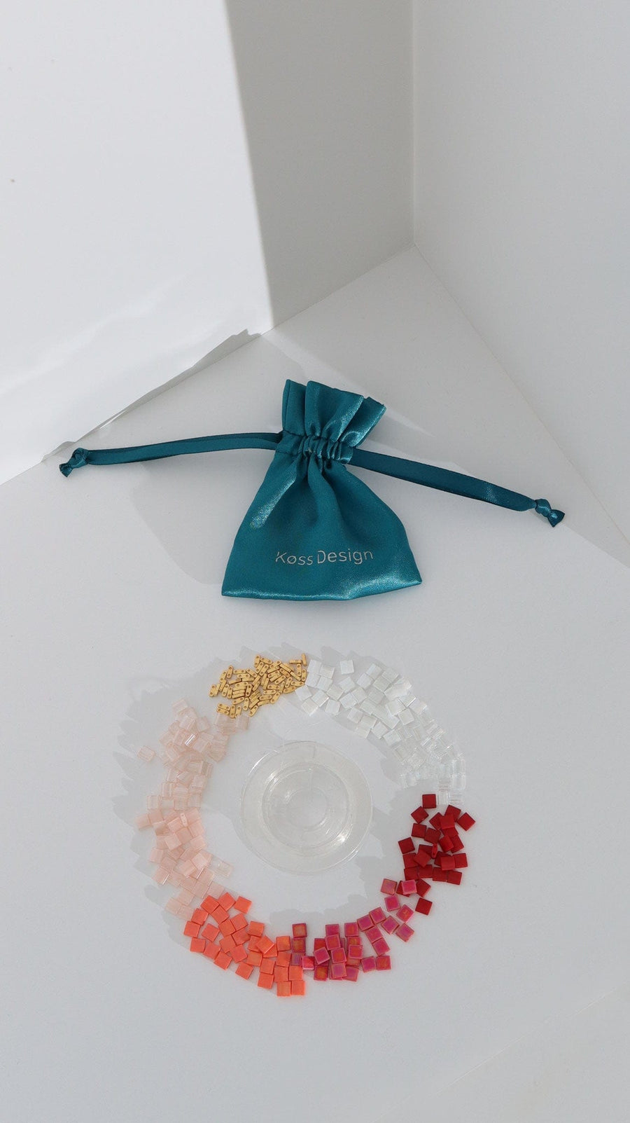 Assembling a flat bead bracelet by hand