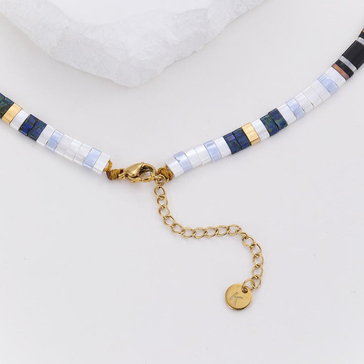 Ensemble Essentiel (boucles d'oreilles Tila, collier et parure Essentiel)