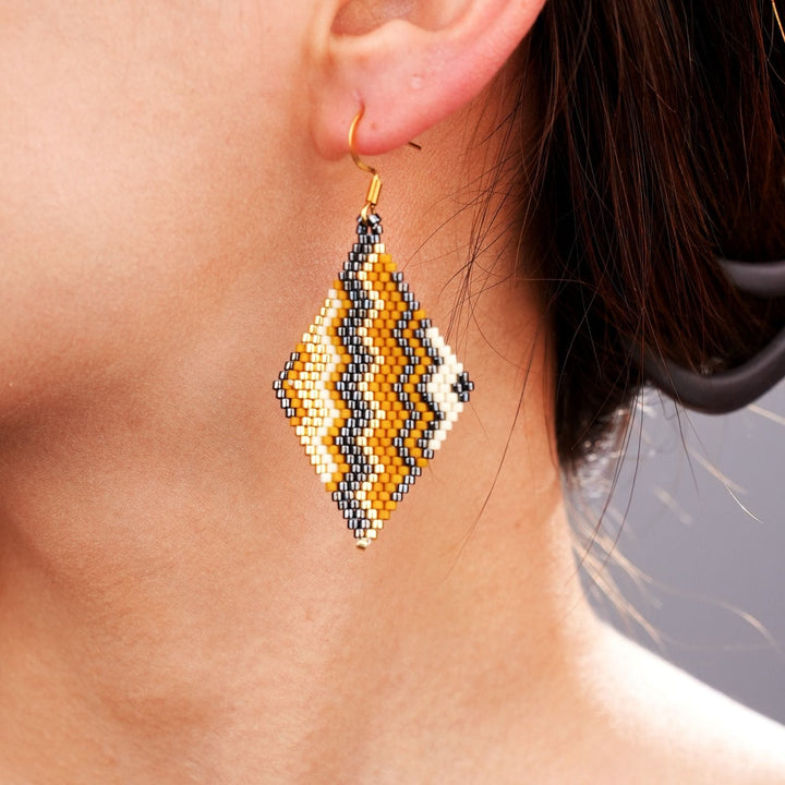 Vittoria - Miyuki bead earrings color and pattern detail